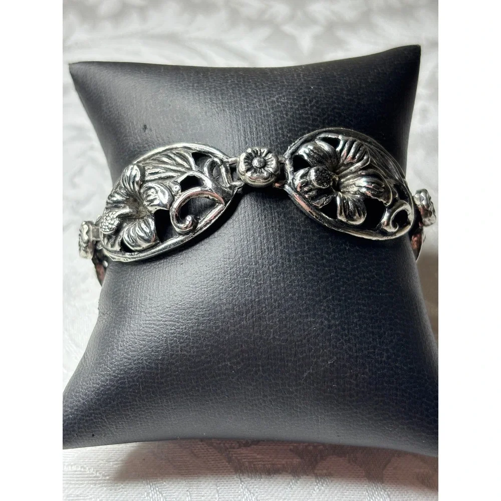 N/A intricate silver